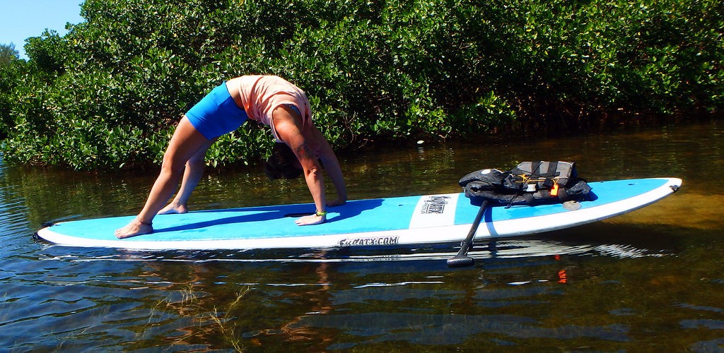 Stand-up paddle board yoga | © SURFit / Flickr 