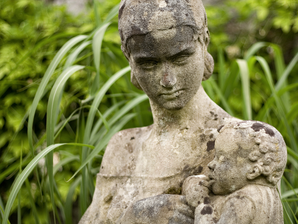 Statue in Glenarm Gardens | © Grace Smith/ Flickr