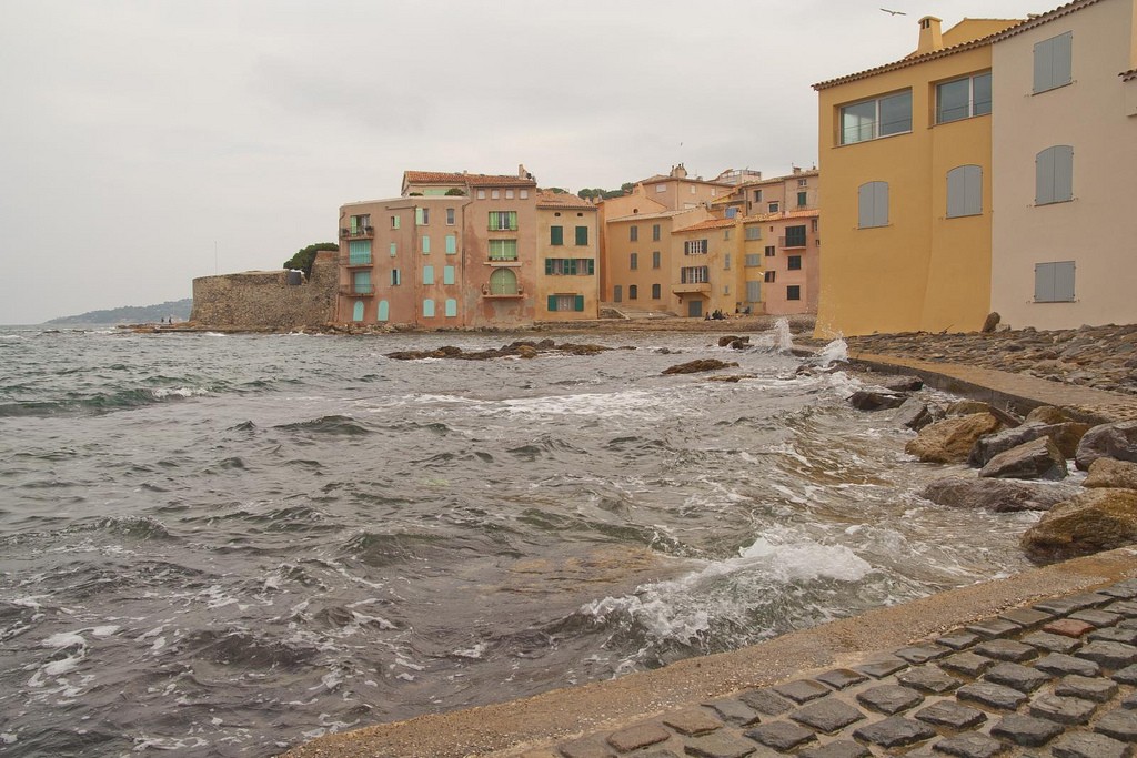 St Tropez is well-known for its pastel-coloured housing | © Luca Nebuloni/Flickr