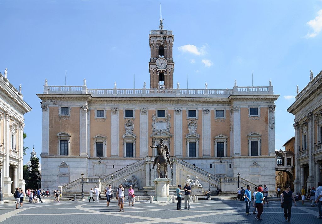 Piazza del Campidoglio | © wikicommons/Alvesgaspar https://commons.wikimedia.org/wiki/File:Campidoglio_(Palacio_Senatorio)_September_2015-1.jpg