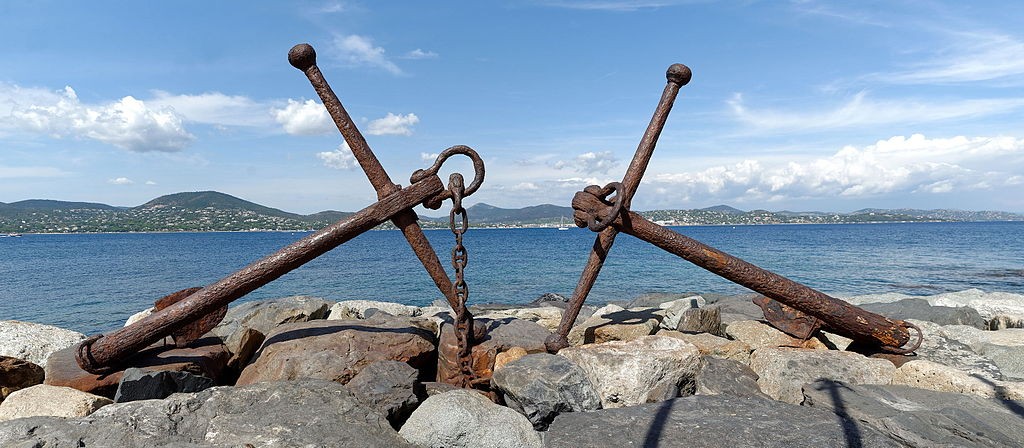 Anchors close to the nearby Tour du Portalet in Saint Tropez | © François de Dijon/WikiCommons