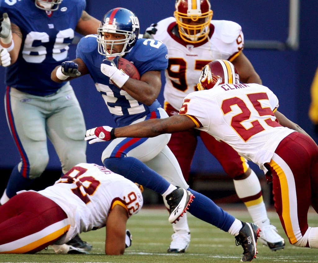 Tiki Barber (21) against the Washington Redskins in October 2005 | © Justin Lane/EPA/REX/Shutterstock