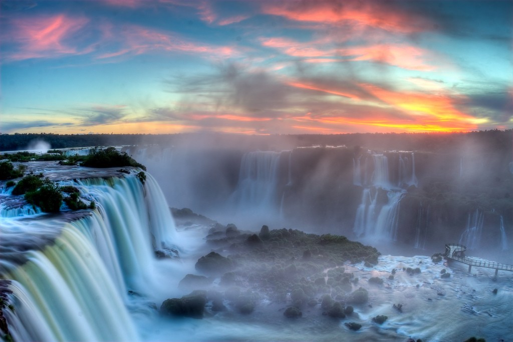 Sunset over Iguaçu © SF Brit / Flickr