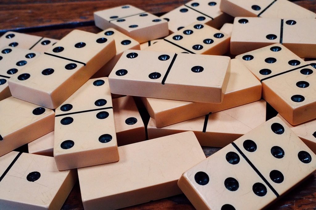 Play Dominoes Like a Cuban | © Pixabay / Pexels