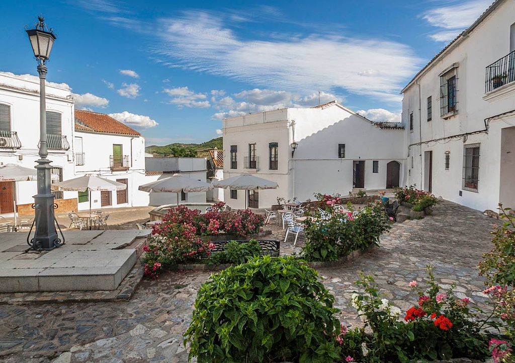 A square in Cazalla de la Sierra © Rafa.rivero