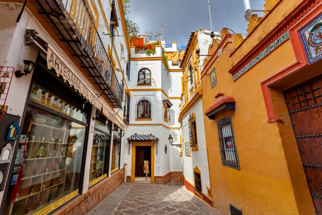 A typical street in Santa Cruz, Seville; Irina Sen, shutterstock