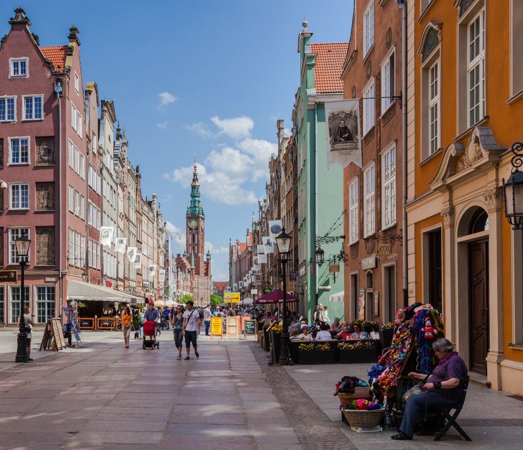 Scene in Długa Street with the Main Town Hall in the background, Gdansk, Poland | © Diego Delso/Flickr