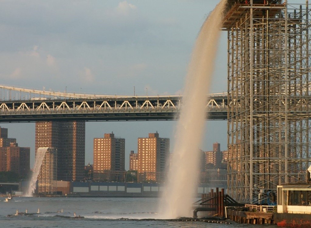 A waterfall installation by Olafur Eliasson in NYC | © Americasroof/ Wikipedia