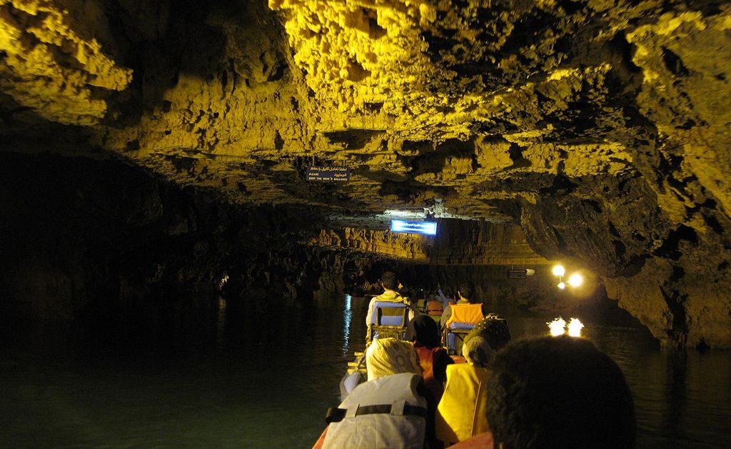Paddle boats take visitors through the magnificent Ali Sadr Cave | © Nasser-sadeghi / Wikimedia Commons