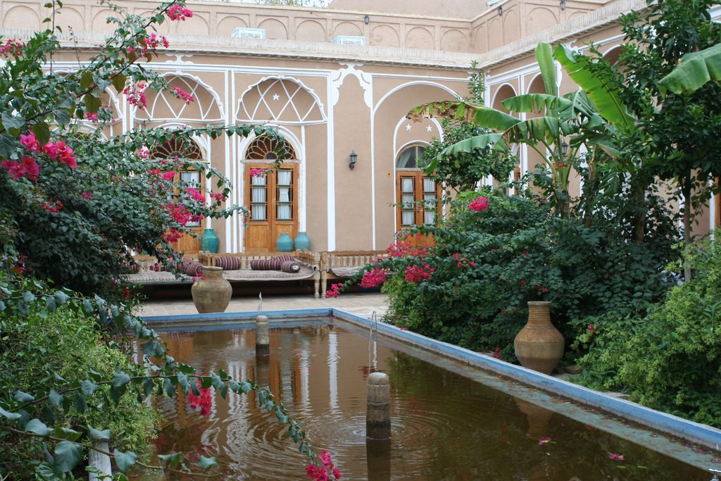 The peaceful courtyard of the Silk Road Hotel | © Ninara / Flickr