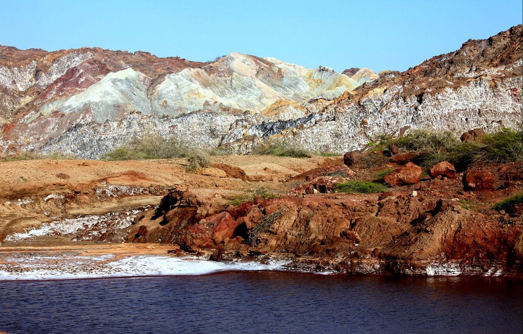 The colorful Hormoz Island | © Ninara / Flickr