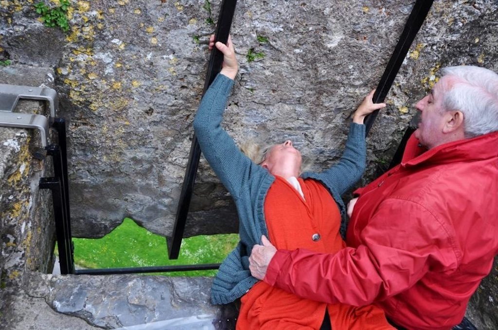 Kissing the Blarney Stone at Blarney Castle | © Colleen Galvin/Flickr