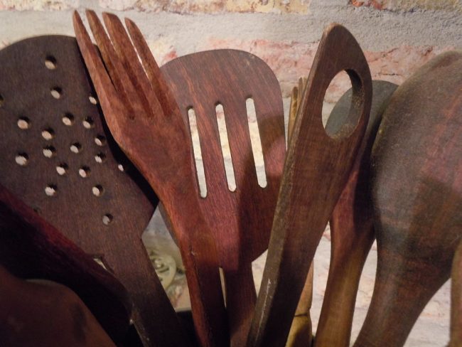 <a href="https://commons.wikimedia.org/wiki/File:Handmade_wooden_spoons.jpg">Beautiful hand-carved wooden utensils | © Gabriela sellart/WikiCommons</a>