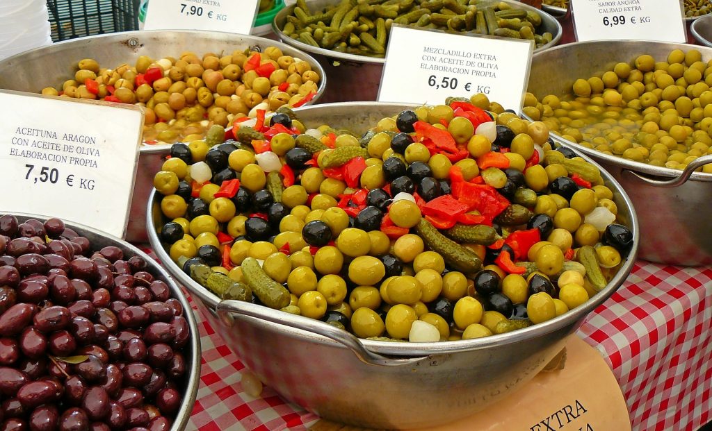 <a href="https://pixabay.com/en/olives-market-drupes-mediterranean-992240/">Olive stall | © cocoparisienne/Pixabay</a>