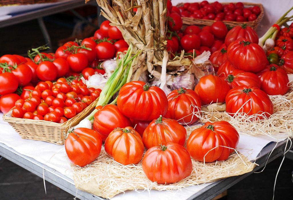 <a href="https://pixabay.com/en/tomatoes-farmers-local-market-stand-1459069/">Market stall | © hpgruesen/Pixabay</a>