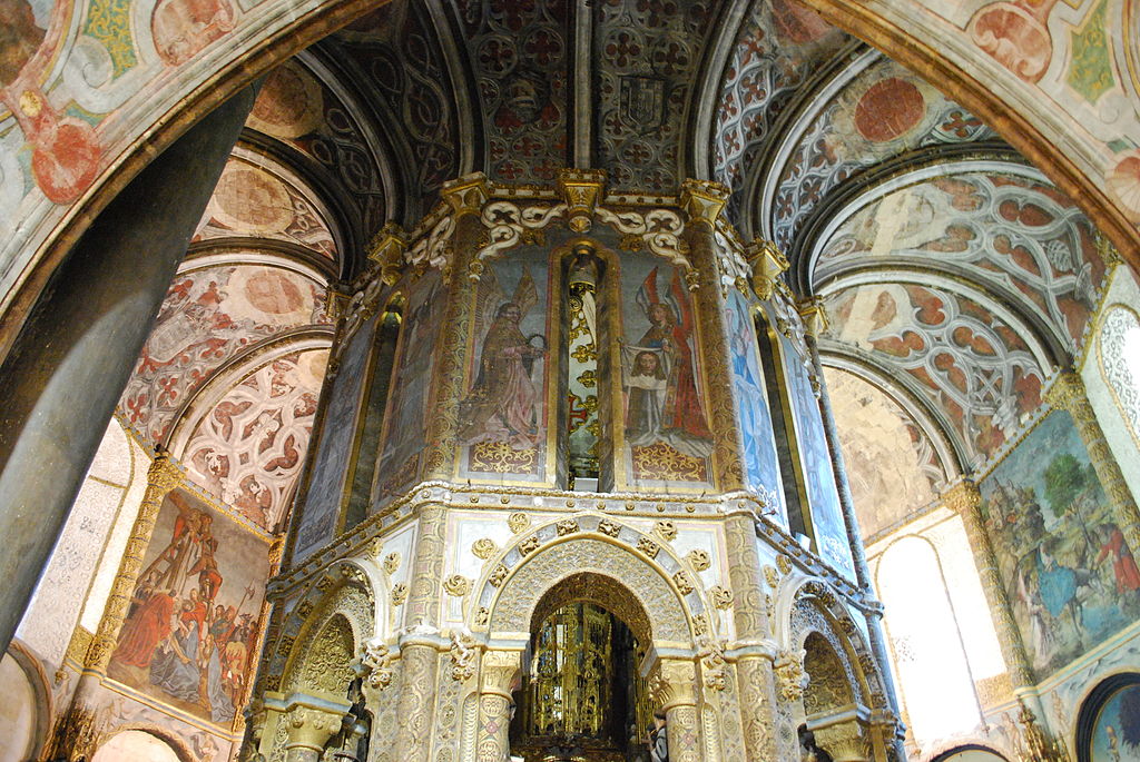 https://commons.wikimedia.org/wiki/File:Tomar_-_Convento_de_Cristo_-_Charola_(4).jpg