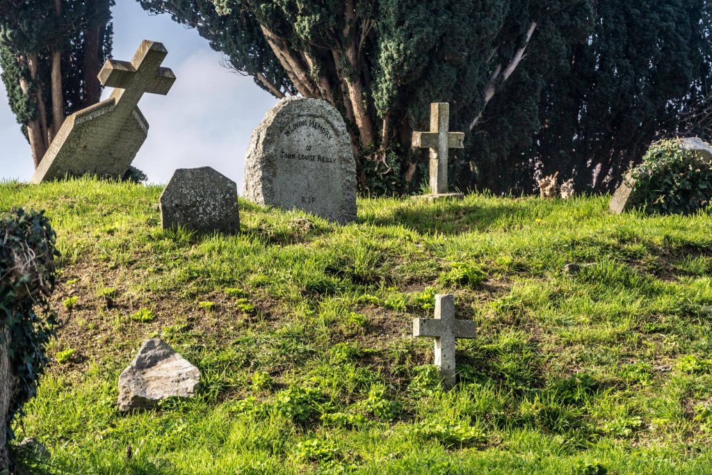 St. Nahi's Church Graveyard | © William Murphy/Flickr