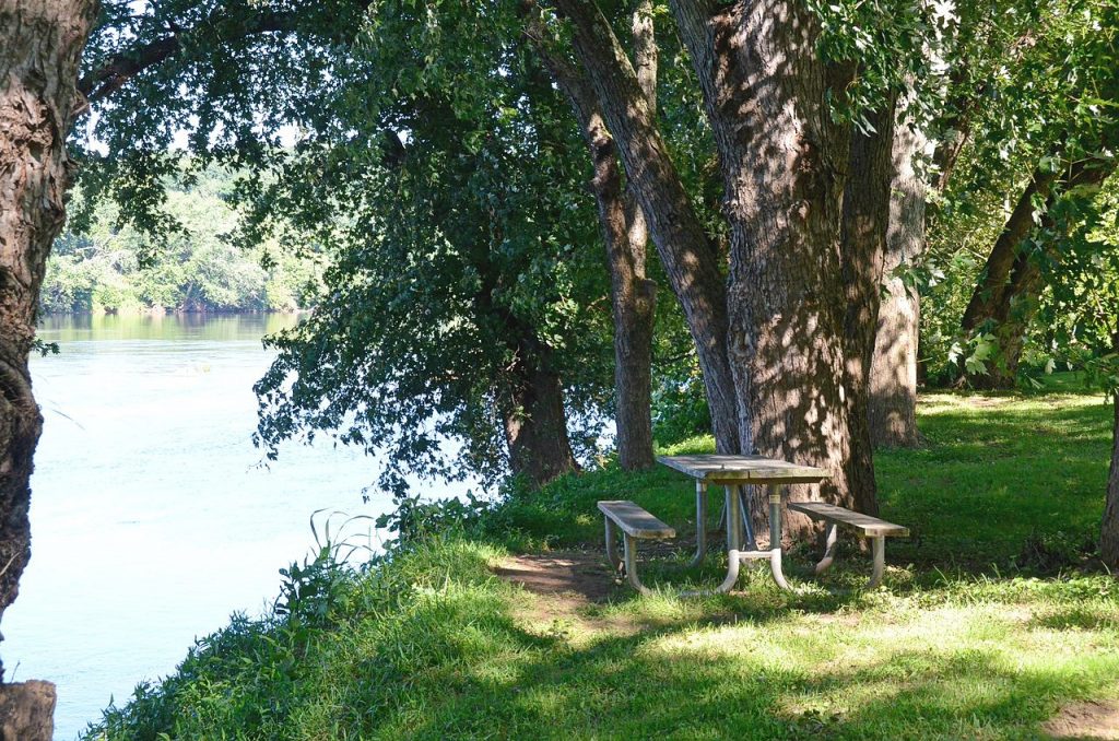 river and picnic area | ©Virginia State Parks / Flickr