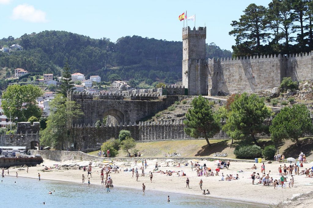 Baiona and Monterreal Castle | ©2008dago21 / Wikimedia Commons