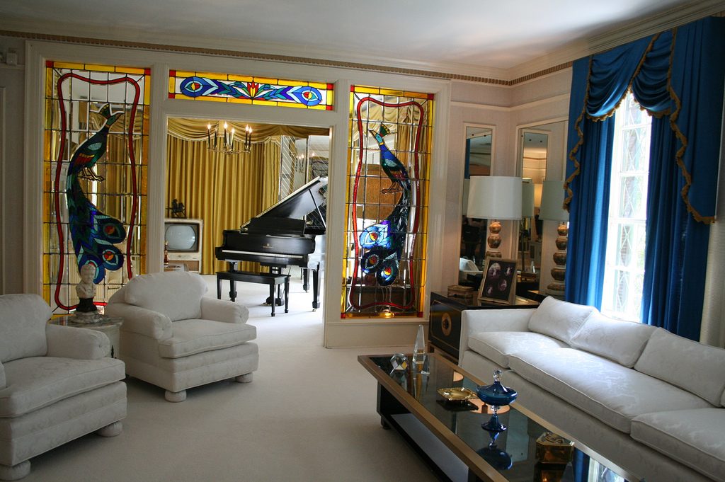 Living room of Graceland | © Lindsey Turner / Flickr