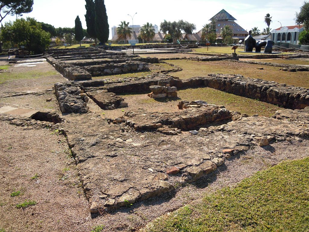 https://commons.wikimedia.org/wiki/File:Cerro_da_Vila_Roman_Ruins_Saturday_20_November_2010.JPG