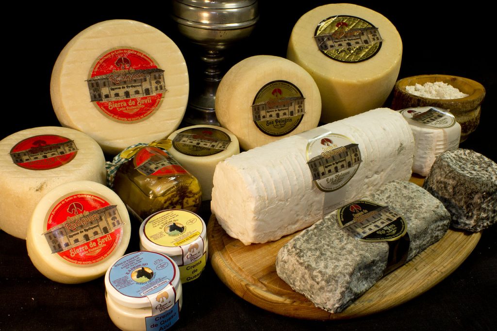 Cheeses for sale at La Noucentista, Girona | ©Qdrqdr / Wikimedia Commons