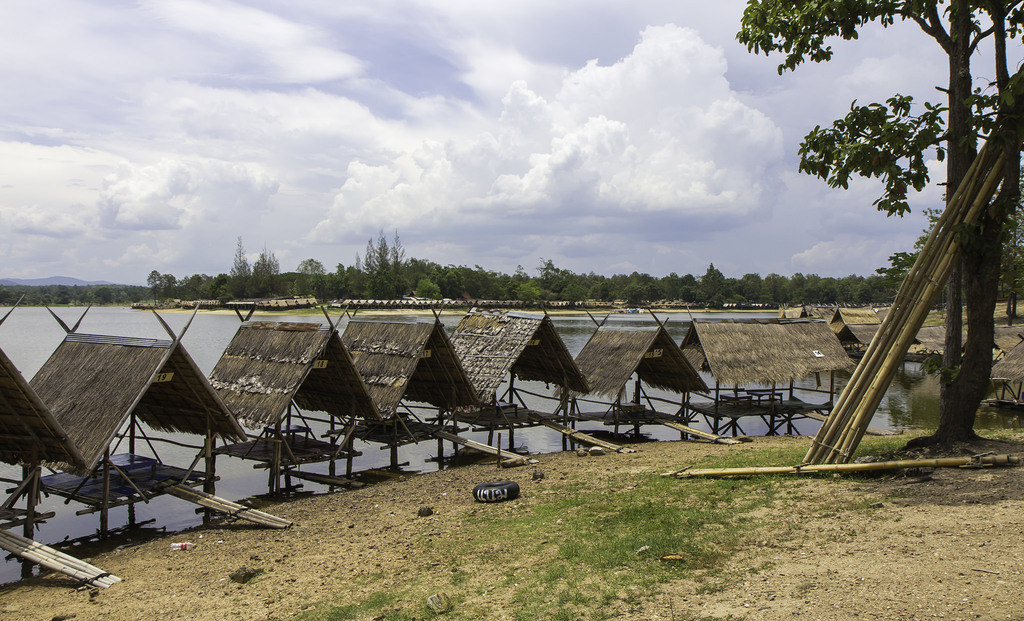 Bamboo huts at Huay Tung Tao Lake | © Stefan Fussan / Flickr