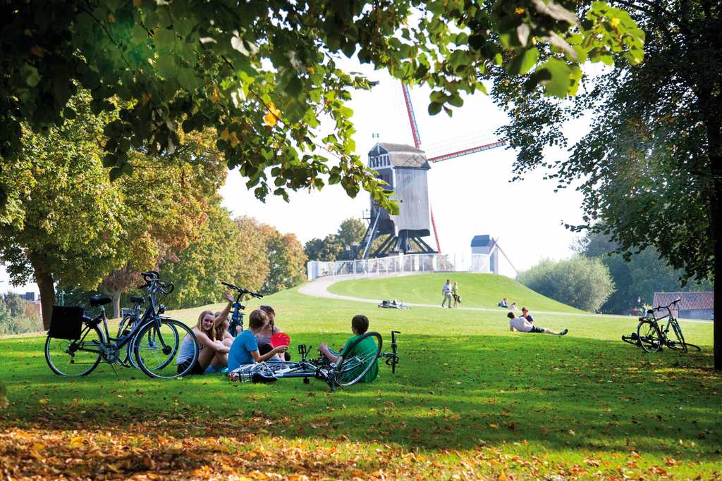 On one end of the Sint-Anna neighborhood, greenery and windmills | © Jan D'Hondt / courtesy of Visit Bruges