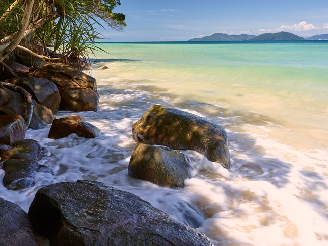 Uncrowded spots that line Gaya island | © Buzov Evgeny/Shutterstock