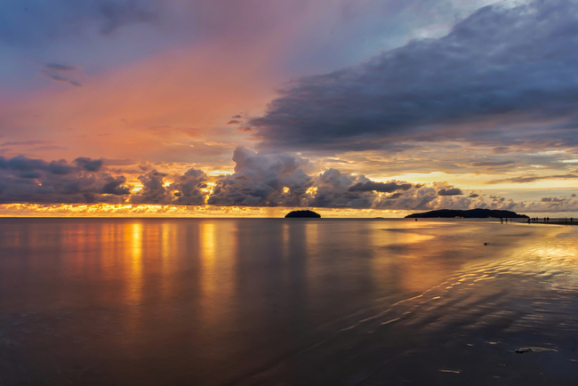 Sunset reflections at Tanjung Aru beach | © greenpop/Shutterstock