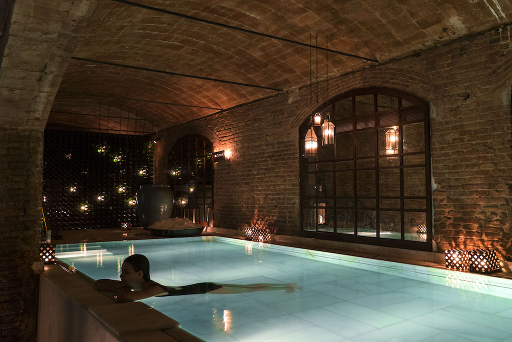 Relax in the baths Courtesy of AIRE de Barcelona