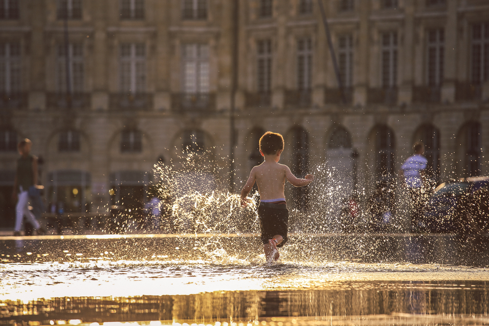 Little boy playing in Bordeaux's Water Mirror | © Eo Naya/Shutterstock 