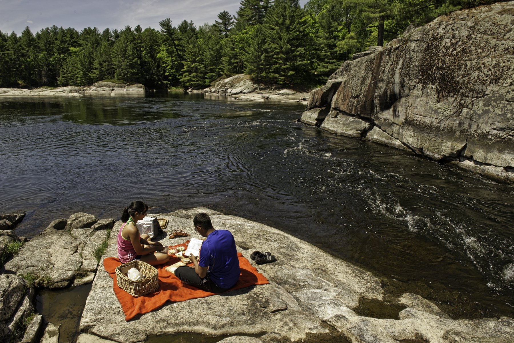 Picnic by French River | © OTMPC