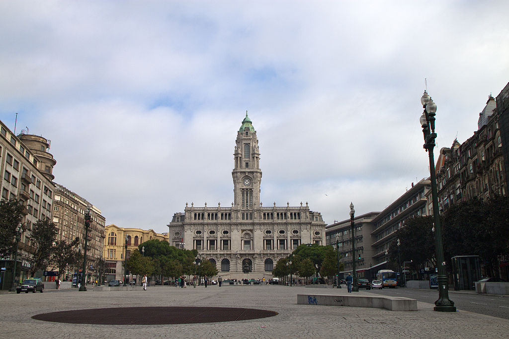 https://commons.wikimedia.org/wiki/File:Avenida_dos_Aliados_com_a_C%C3%A2mara_Municipal_do_Porto.jpg