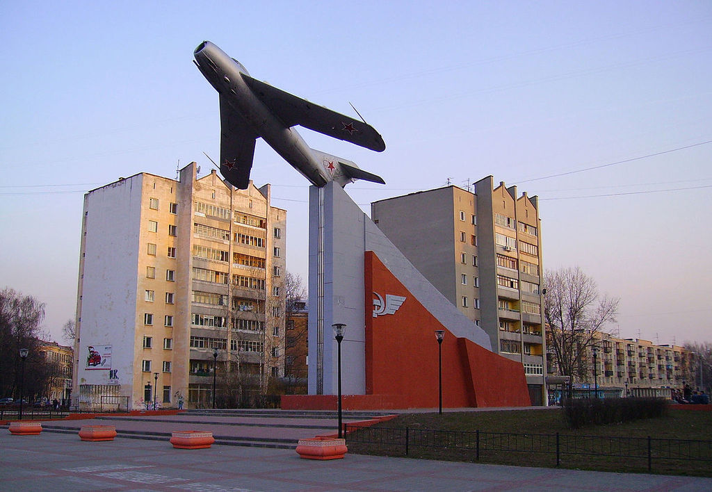 1200px-Nizhny_Novgorod_MiG-17_Monument_at_Chernyakhovsky_St