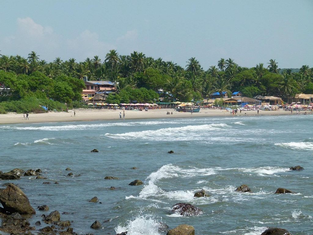 1280px-Arambol_Beach_Rocky_Side