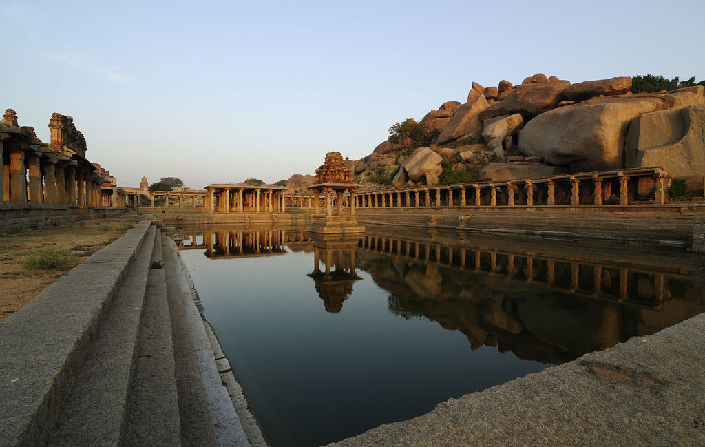 1280px-Krishna_Pushkarani_-_Hampi_Ruins