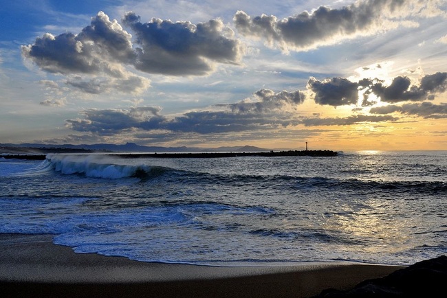 Admire the Atlantic coast panorama and the sunset in Anglet｜©Tonio del Barrio 6464:WikiCommons