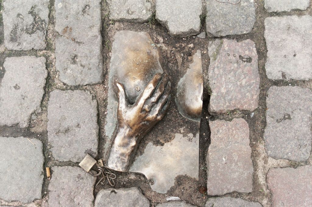 Bronze_relief_Oudekerksplein_Amsterdam