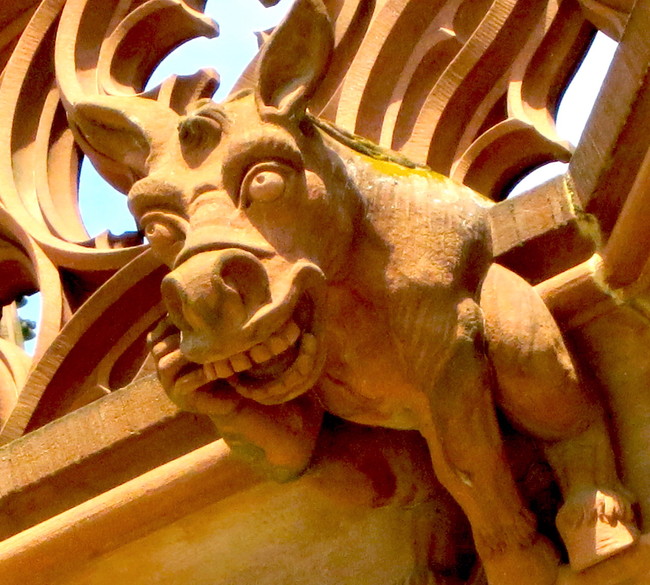 Donkey_gargoyle_on_South_exterior,_Cathedrale_Notre_Dame,_Strasbourg,JRH430 wikicommons