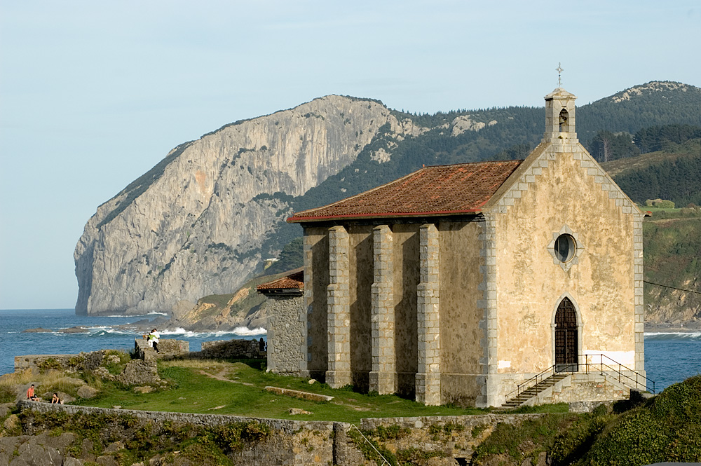 Santa Catalina Hermitage, Mundaka, Basque Country | ©kurtsik / Wikimedia Commons