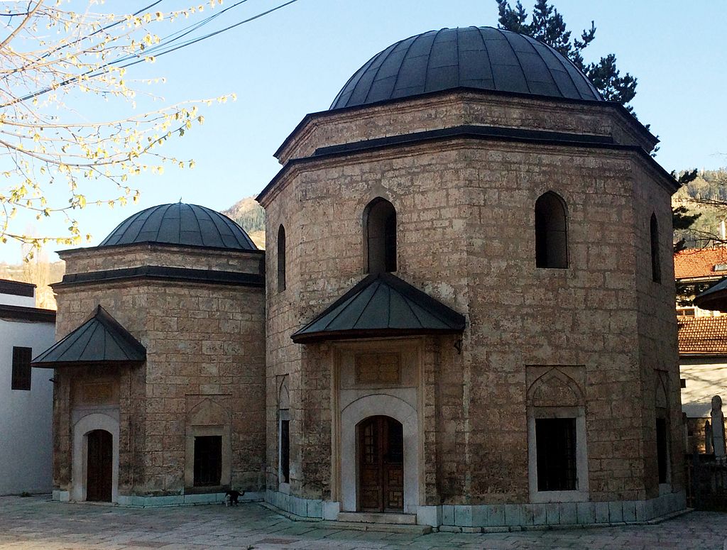 Gazi Husrev Bey’s Mausoleum next to the mosque | © Bjoertvedt/WikiCommons