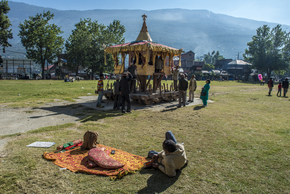 Preparing the shrine for the deity during the Dusshera procession in Kullu