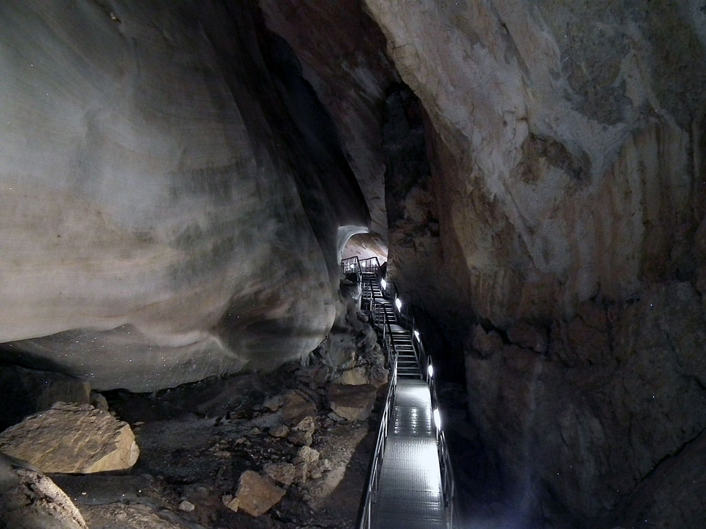 1024px-Dobšinská_Ice_Cave,_10