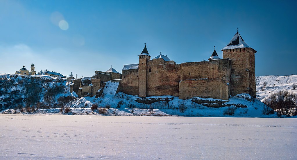 1024px-Khotyn_Fortress_in_winter,_view_from_the_Dniester_River