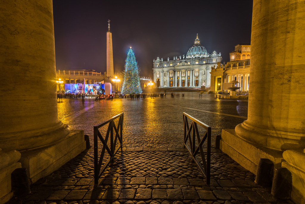 St. Peter's at Christmas | © Giuseppe Milo/Flickr