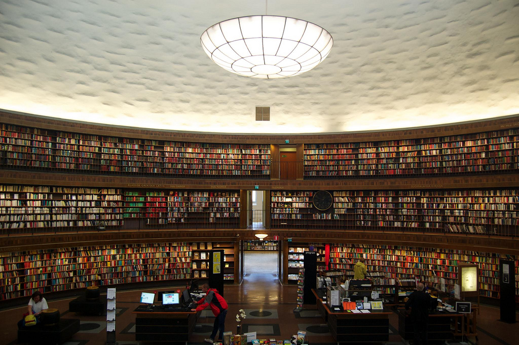 Библиотека является центром. Общественная библиотека Стокгольма. Национальная библиотека Швеции. Национальная библиотека Швеции в Стокгольме. Библиотека в столице Швеции.