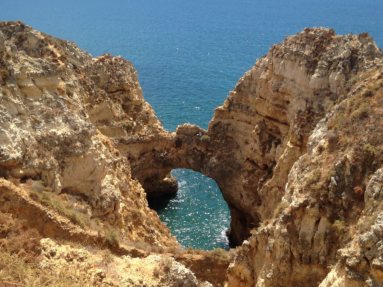https://pixabay.com/en/algarve-portugal-rocky-coast-nature-1292579/