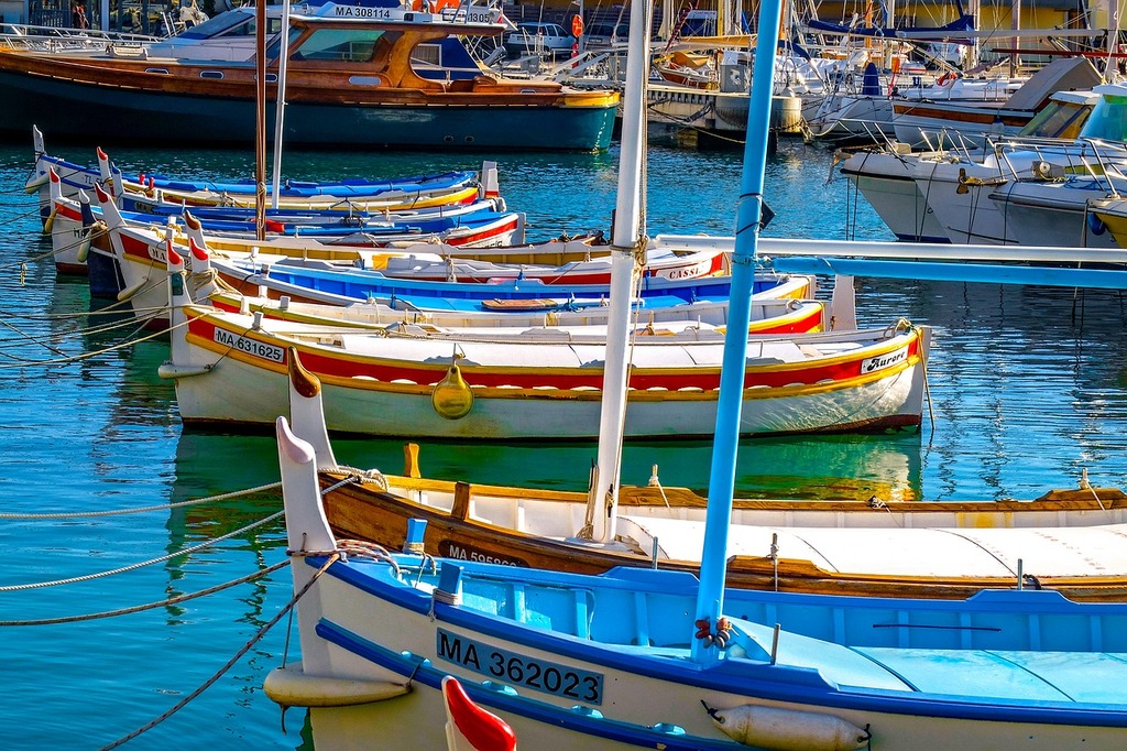https://pixabay.com/en/fishing-boat-small-boat-barque-2103041/