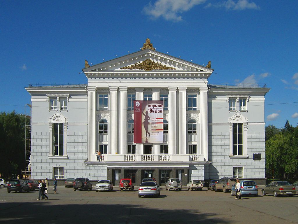 https://commons.wikimedia.org/wiki/File:Perm_Opera_and_Ballet_Theatre,_2007.jpg